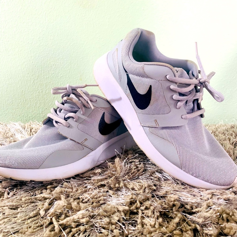 NIKE GRAY AND BLACK TENNIS SHOES 🔥🔥🔥